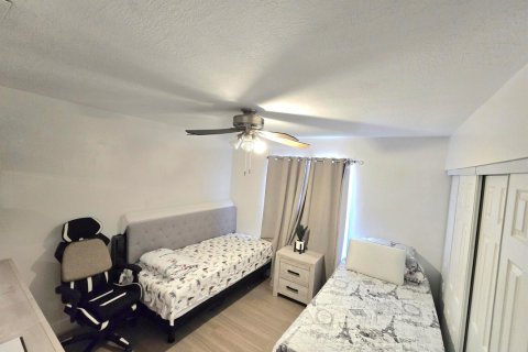 Townhouse in Palm Springs, Florida 2 bedrooms, 102.19 sq.m. № 2083644 - photo 22
