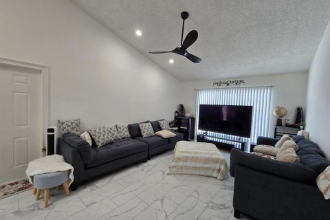 Townhouse in Palm Springs, Florida 2 bedrooms, 102.19 sq.m. № 2083644 - photo 25