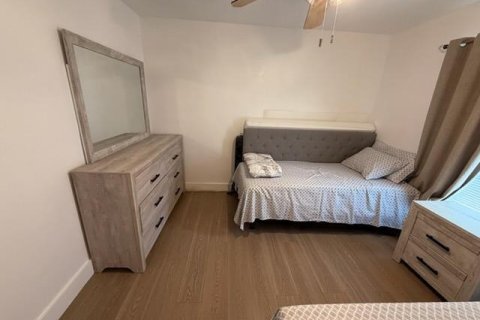 Townhouse in Palm Springs, Florida 2 bedrooms, 102.19 sq.m. № 2083644 - photo 19