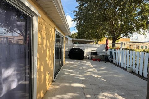 Townhouse in Palm Springs, Florida 2 bedrooms, 102.19 sq.m. № 2083644 - photo 9
