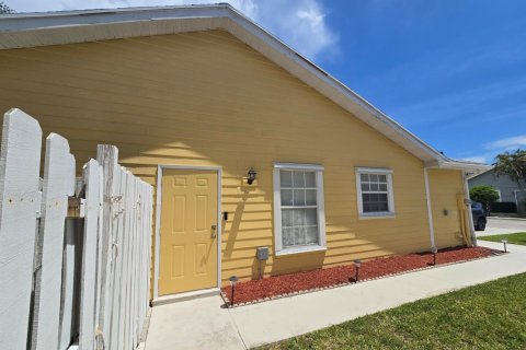 Townhouse in Palm Springs, Florida 2 bedrooms, 102.19 sq.m. № 2083644 - photo 4