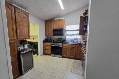 Townhouse in Palm Springs, Florida 2 bedrooms, 102.19 sq.m. № 2083644 - photo 16