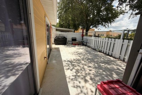 Townhouse in Palm Springs, Florida 2 bedrooms, 102.19 sq.m. № 2083644 - photo 7