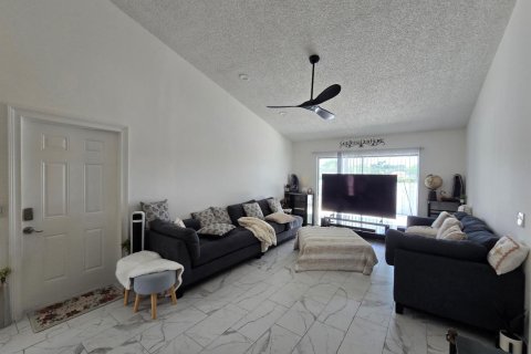 Townhouse in Palm Springs, Florida 2 bedrooms, 102.19 sq.m. № 2083644 - photo 23