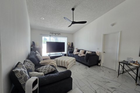 Townhouse in Palm Springs, Florida 2 bedrooms, 102.19 sq.m. № 2083644 - photo 24