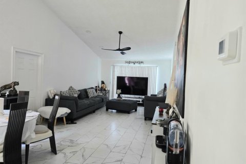Townhouse in Palm Springs, Florida 2 bedrooms, 102.19 sq.m. № 2083644 - photo 29