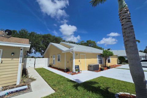 Townhouse in Palm Springs, Florida 2 bedrooms, 102.19 sq.m. № 2083644 - photo 5