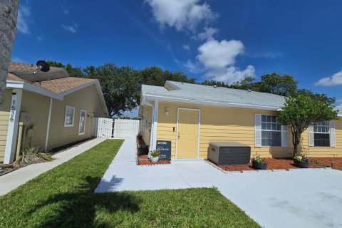 Townhouse in Palm Springs, Florida 2 bedrooms, 102.19 sq.m. № 2083644 - photo 3