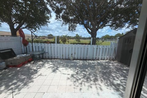 Townhouse in Palm Springs, Florida 2 bedrooms, 102.19 sq.m. № 2083644 - photo 10