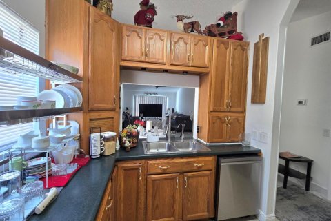 Townhouse in Palm Springs, Florida 2 bedrooms, 102.19 sq.m. № 2083644 - photo 17