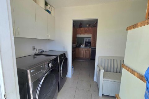 Townhouse in Palm Springs, Florida 2 bedrooms, 102.19 sq.m. № 2083644 - photo 11