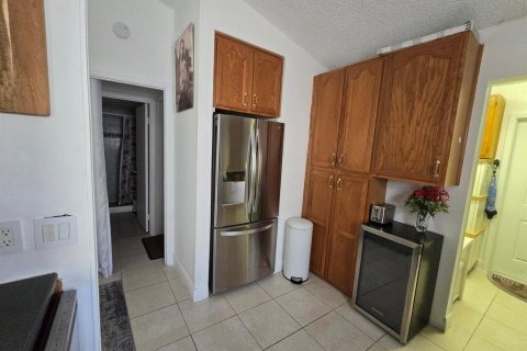 Townhouse in Palm Springs, Florida 2 bedrooms, 102.19 sq.m. № 2083644 - photo 14