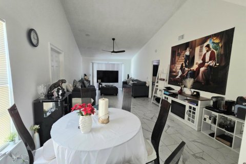 Townhouse in Palm Springs, Florida 2 bedrooms, 102.19 sq.m. № 2083644 - photo 27