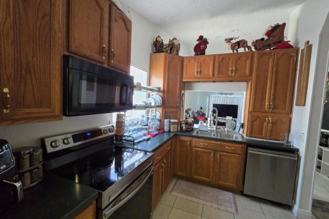 Townhouse in Palm Springs, Florida 2 bedrooms, 102.19 sq.m. № 2083644 - photo 13