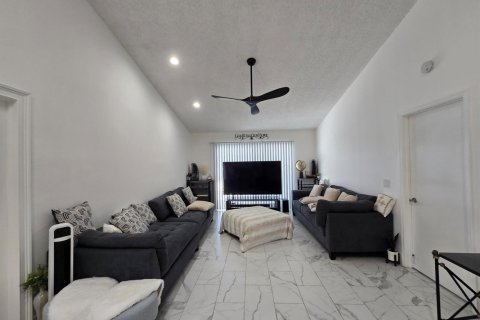 Townhouse in Palm Springs, Florida 2 bedrooms, 102.19 sq.m. № 2083644 - photo 30