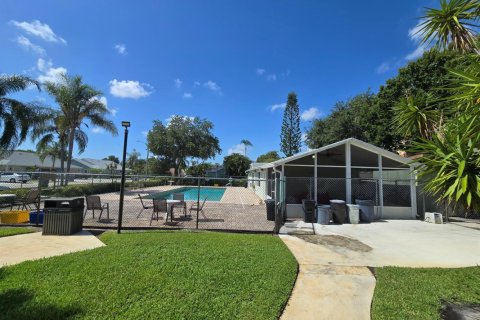 Townhouse in Palm Springs, Florida 2 bedrooms, 102.19 sq.m. № 2083644 - photo 2