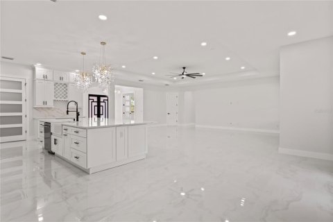 House in Dover, Florida 4 bedrooms, 313.45 sq.m. № 1826599 - photo 24