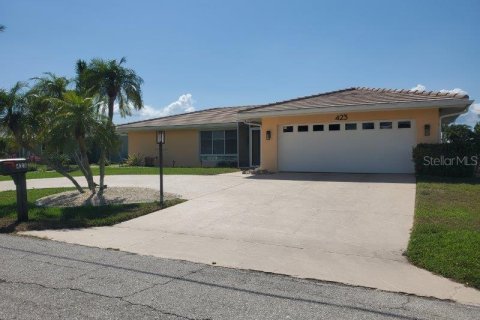 House in Punta Gorda, Florida 2 bedrooms, 153.29 sq.m. № 1085019 - photo 1