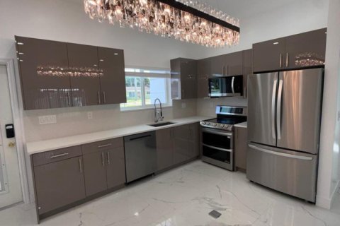 House in Margate, Florida 4 bedrooms, 176.51 sq.m. № 2250956