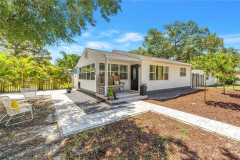 House in Saint Petersburg, Florida 3 bedrooms, 133.59 sq.m. № 2258786