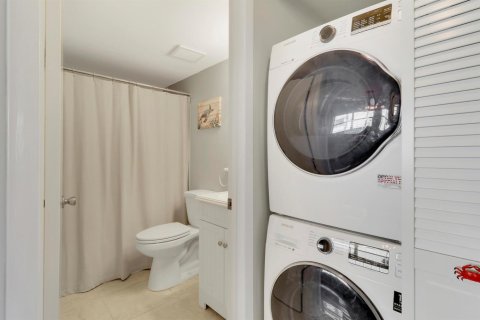 Condo in Jensen Beach, Florida, 2 bedrooms № 2341386 - photo 17