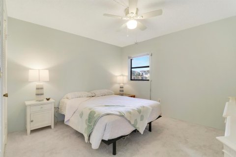 Condo in Jensen Beach, Florida, 2 bedrooms № 2341386 - photo 15