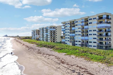 Condo in Jensen Beach, Florida, 2 bedrooms № 2341386 - photo 26