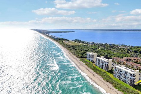 Condo in Jensen Beach, Florida, 2 bedrooms № 2341386 - photo 30