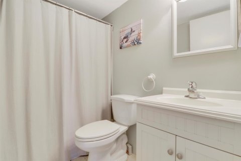 Condo in Jensen Beach, Florida, 2 bedrooms № 2341386 - photo 16