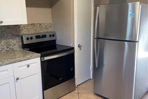 Casa en alquiler en Miami, Florida, 1 dormitorio, 206.71 m2 № 2051923 - foto 6