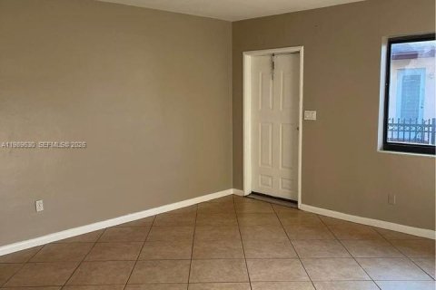 Casa en alquiler en Miami, Florida, 1 dormitorio, 206.71 m2 № 2051923 - foto 4