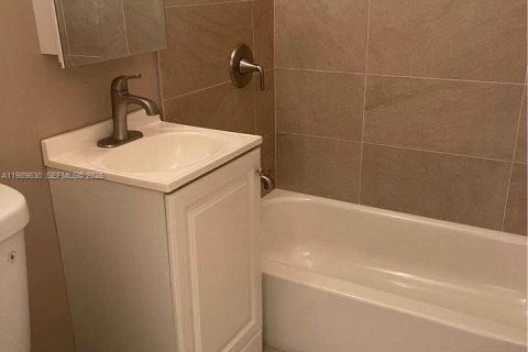 Casa en alquiler en Miami, Florida, 1 dormitorio, 206.71 m2 № 2051923 - foto 9