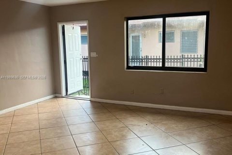Casa en alquiler en Miami, Florida, 1 dormitorio, 206.71 m2 № 2051923 - foto 3