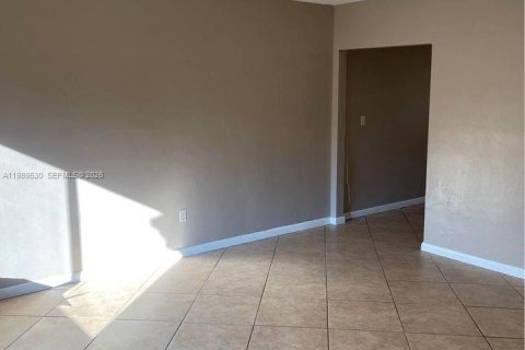 Casa en alquiler en Miami, Florida, 1 dormitorio, 206.71 m2 № 2051923 - foto 2