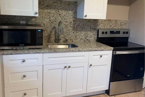 Casa en alquiler en Miami, Florida, 1 dormitorio, 206.71 m2 № 2051923 - foto 5