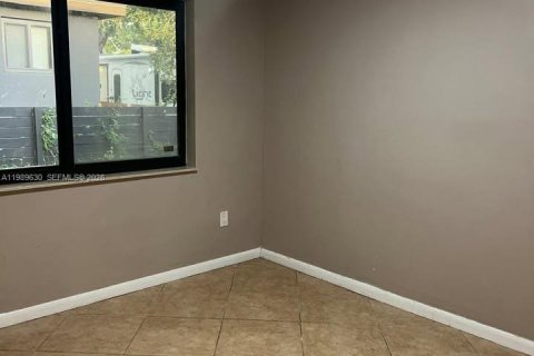 Casa en alquiler en Miami, Florida, 1 dormitorio, 206.71 m2 № 2051923 - foto 7