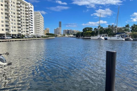 Propiedad comercial en venta en Hallandale Beach, Florida № 2184157 - foto 13