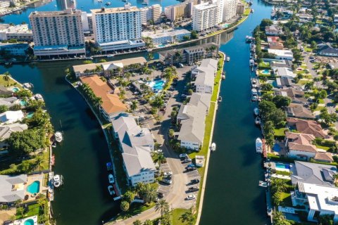 Propiedad comercial en Hallandale Beach, Florida № 2184157