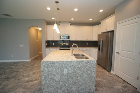 House in Lutz, Florida 4 bedrooms, 277.59 sq.m. № 2096051 - photo 6