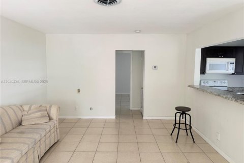 Casa en alquiler en Fort Lauderdale, Florida, 1 dormitorio № 2086661 - foto 2