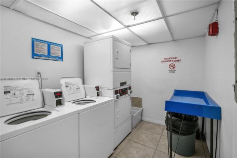 Condominio en alquiler en Miami, Florida, 2 dormitorios, 86.4 m2 № 1954386 - foto 17