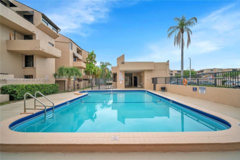 Condominio en alquiler en Miami, Florida, 2 dormitorios, 86.4 m2 № 1954386 - foto 3