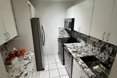 Condominio en alquiler en Miami, Florida, 2 dormitorios, 86.4 m2 № 1954386 - foto 9