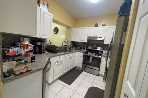 Touwnhouse à vendre à Pembroke Pines, Floride: 3 chambres, 147.16 m2 № 2261182 - photo 6