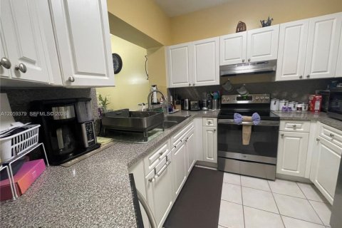 Touwnhouse à vendre à Pembroke Pines, Floride: 3 chambres, 147.16 m2 № 2261182 - photo 5