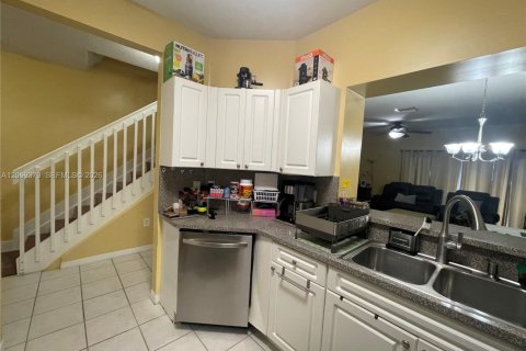 Touwnhouse à vendre à Pembroke Pines, Floride: 3 chambres, 147.16 m2 № 2261182 - photo 4