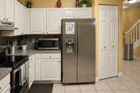 Touwnhouse à vendre à Pembroke Pines, Floride: 3 chambres, 147.16 m2 № 2261182 - photo 2