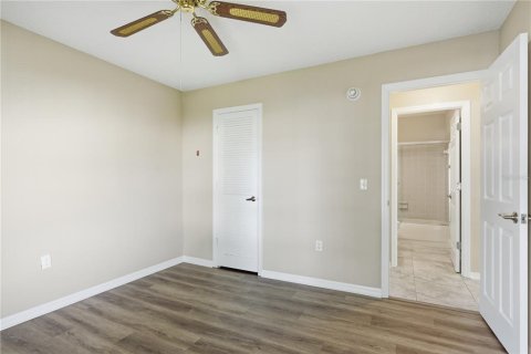 Condo in Tarpon Springs, Florida, 2 bedrooms  № 2239699 - photo 23