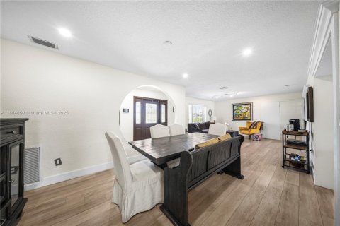 Villa ou maison à vendre à Hialeah, Floride: 4 chambres, 180.23 m2 № 1932625 - photo 10