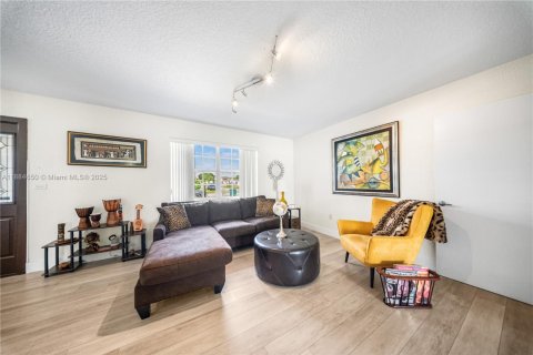 Villa ou maison à vendre à Hialeah, Floride: 4 chambres, 180.23 m2 № 1932625 - photo 9